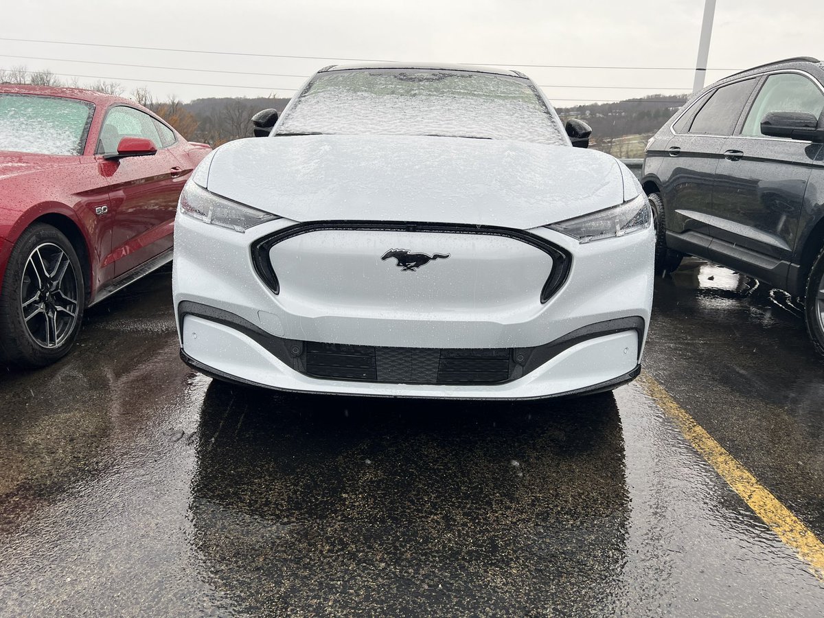 DingDongDaddy95's tweet photo. Anyone looking for a new 2022 @Ford Mach-E?? I have a premium, but extended range battery in space white available! #Ford #MachE #FordMachE #EV https://t.co/XlEz6sMitQ