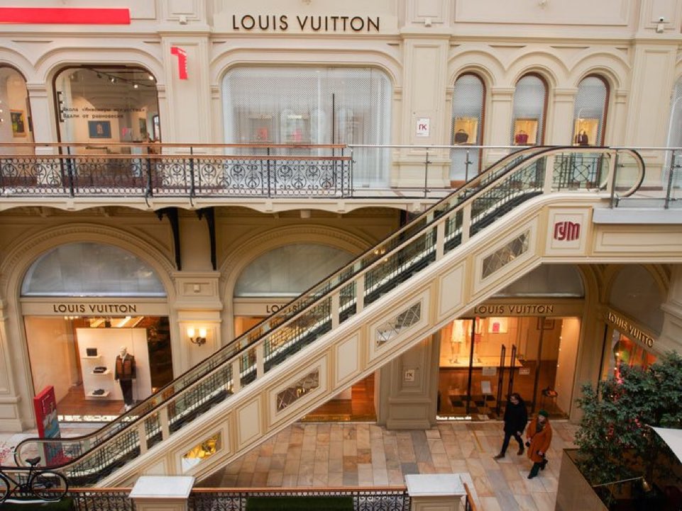 Fransız lüks moda evi Louis Vuitton yeni doğanlar için ilk koleksiyonunu çıkardı. Koleksiyon dünya çapındaki seçili mağazalarda 3 Mart'ta piyasaya sürülecek.