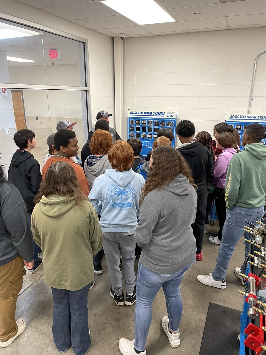 MrsHoustonCTE's tweet photo. Taylor Middle School 8th grade visit to TSTC for the new 23-24 Taylor ISD PTECH programs Precision Machining and Industrial Systems #WeAreTaylor #TSTC https://t.co/3RDoIPV78M