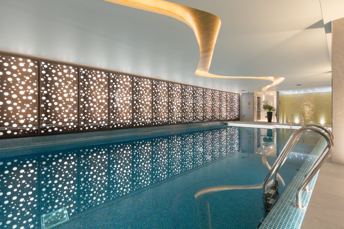 GlassSpecialist's tweet photo. Images below showcase the bespoke glass wall that our team completed for Royal Warwick Square, Health and Leisure Suite. 

This involved 2no. 4mm toughened low iron clear glass, laminated together with a satin interlayer with a unique bubble design printed between the 2no. panes. https://t.co/TJm9Fo29Zm