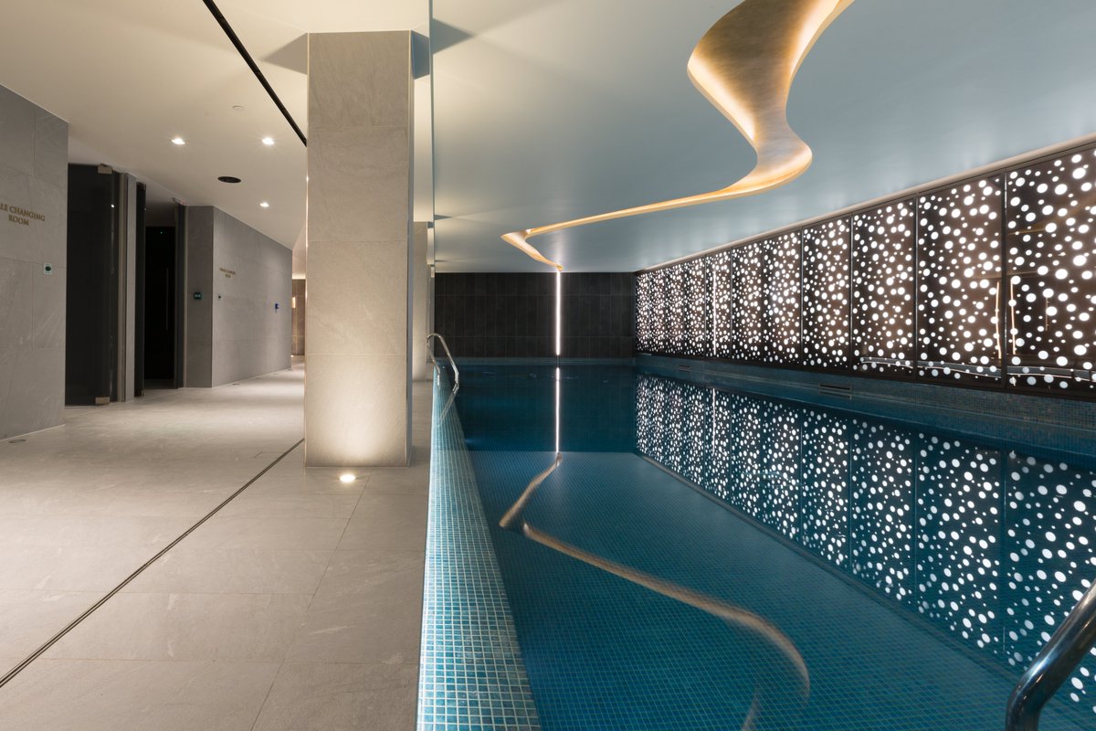 GlassSpecialist's tweet photo. Images below showcase the bespoke glass wall that our team completed for Royal Warwick Square, Health and Leisure Suite. 

This involved 2no. 4mm toughened low iron clear glass, laminated together with a satin interlayer with a unique bubble design printed between the 2no. panes. https://t.co/TJm9Fo29Zm