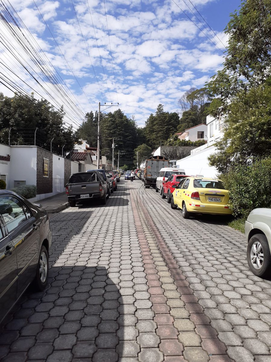 Zezecito's tweet photo. Cuando se convirtió en parqueadero de la UPMA la calle Gualberto Arcos en la intersección con la Sebastián de Benalcazar en La Armenia??? No se puede circular, esto sucede en las mañanas y las noches! Favor tomar cartas en el asunto @AMT_Quito https://t.co/ADZvrQ3GwS