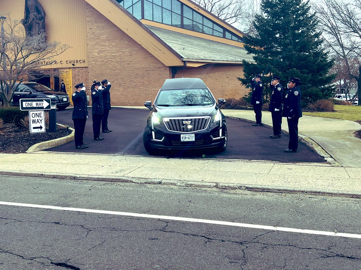 NYPDCeremonial's tweet photo. Lieutenant Howard Haag retired in 1995 from @NYPDTransit. He passed away on 1/19/23. Today Lieutenant Haag was carried to his final resting place at Queen of Peace Cemetery. May he rest in eternal peace. #NeverForget 
@NYPDnews https://t.co/S1J2WXnGOm