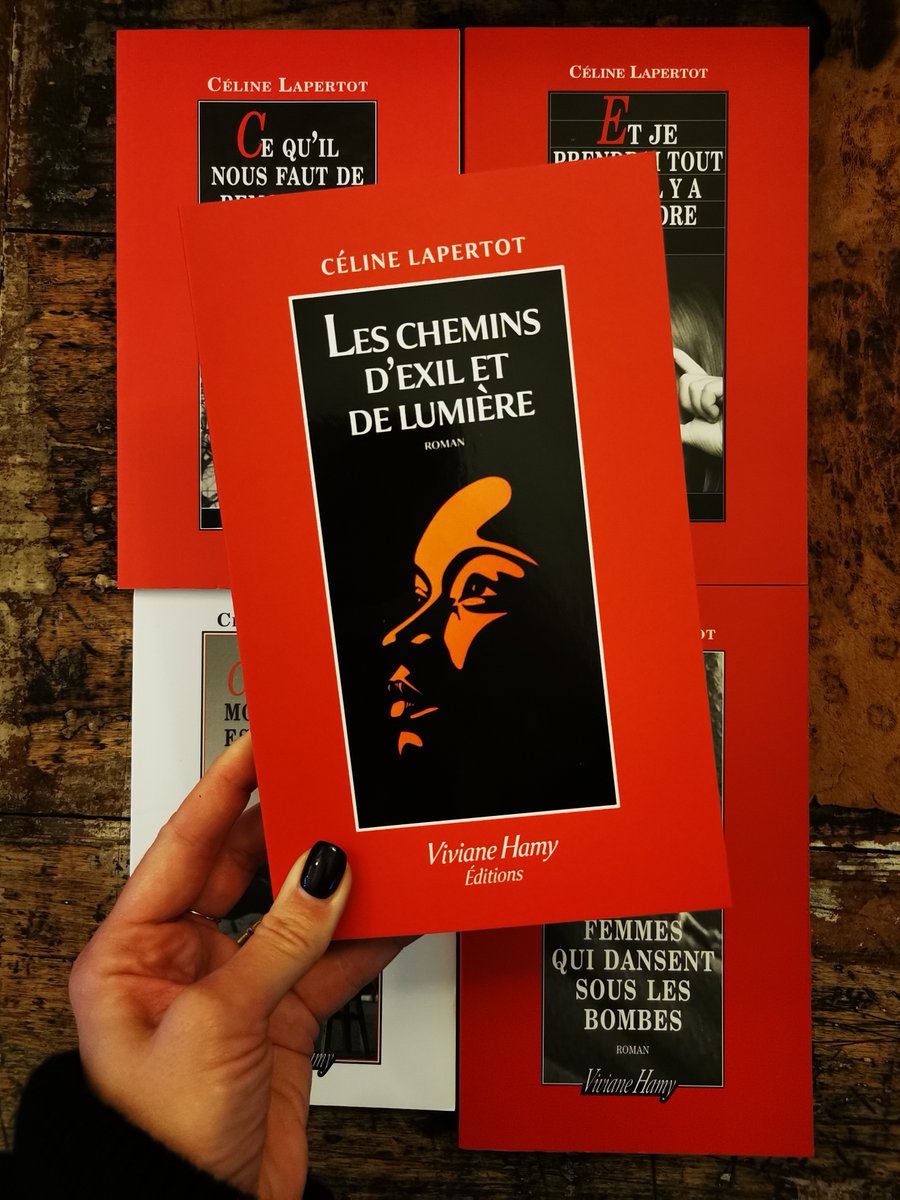 🎁 CONCOURS 🎁
Il ne vous aura pas échappé sur le nouveau roman de Céline Lapertot, "Les Chemins d'exil et de lumière", vient de sortir en librairie. 
RT+follow pour tenter de remporter un exemplaire du livre !
Bonne chance 📕
(TAS vendredi prochain)
#VendrediLecture #JeuConcours