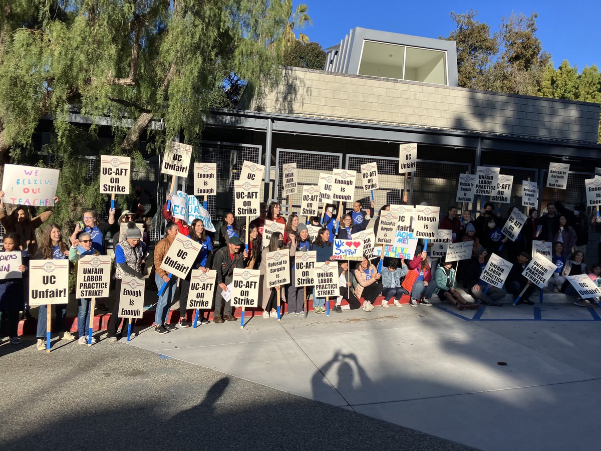 UCAFT's tweet photo. Lab school families stand with their teachers @UCLALabSchool was does your administration continue to show them such disrespect? Faculty working conditions are student learning conditions! #WeTeachUC #LabSchoolOnStrike #TeamUCAFT https://t.co/9nIJkHA1RJ