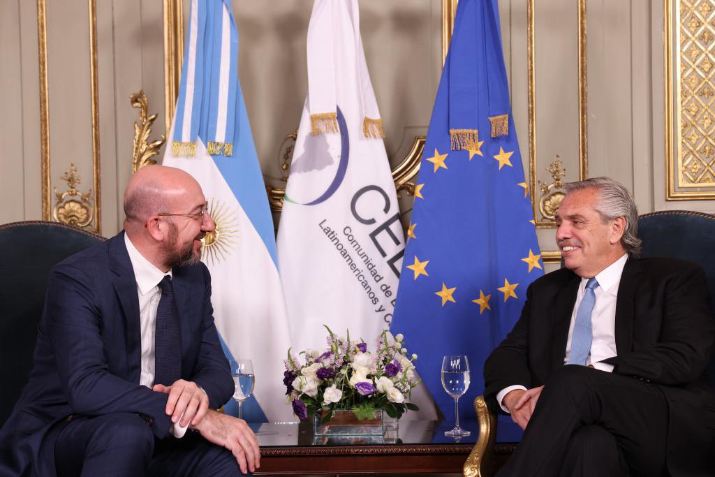 Agradecí al presidente @alferdez por el apoyo que brindó Argentina a un orden multilateral basado en reglas y lo felicité por el liderazgo regional que ejerció a través de su papel como presidente pro tempore de la #CELAC. Ayer tuve el honor de participar en la Cumbre @PPT_CELAC
