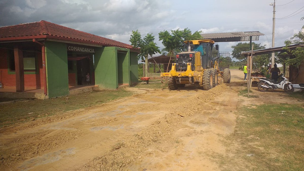 BoliviaRegimen's tweet photo. Régimen Penitenciario del #Beni en coordinación Alcaldía de  Trinidad realizó es raspado de suelo y ripiado de la entrada principal del Centro Penitenciario de Mocovi, con el fin de mejorar el acceso de movilidades
#UnidosHaciaElBicentenario
#lareinserciónsocialesposible https://t.co/sQVxaOc1rD