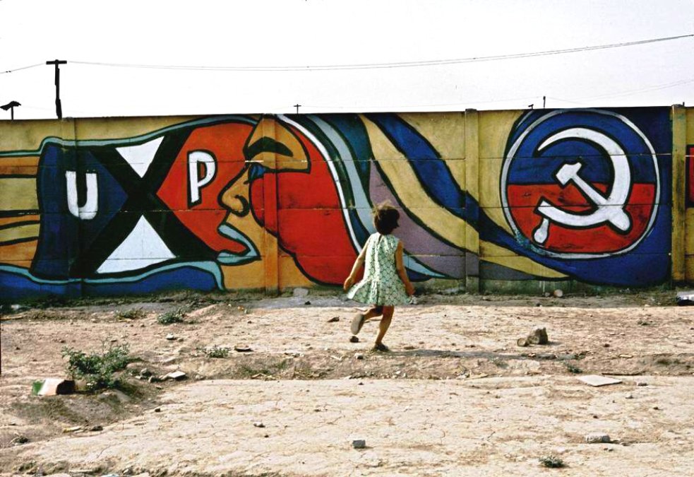 AUnidadPopular's tweet photo. Mural Unidad Popular-Partido Comunista.
Fotografía por Bruno Barbey. Sin fecha, c. 1971. Original a color, retocado por Javier Duharte.
Necesitamos más referencias de esta foto. 
@PCdeChile @PrensaPCdeChile @jjcc_chile @SerranoDaniela_
#Chile #Muralismo #Fotografía #UnidadPopular https://t.co/EuGzqmJD7m