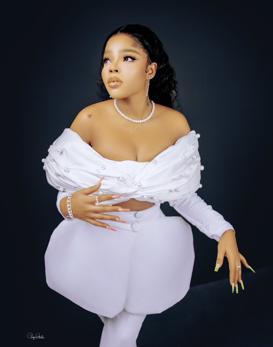 trophygirlchi's tweet photo. White is might 🤍 https://t.co/I9qtcuwzAJ