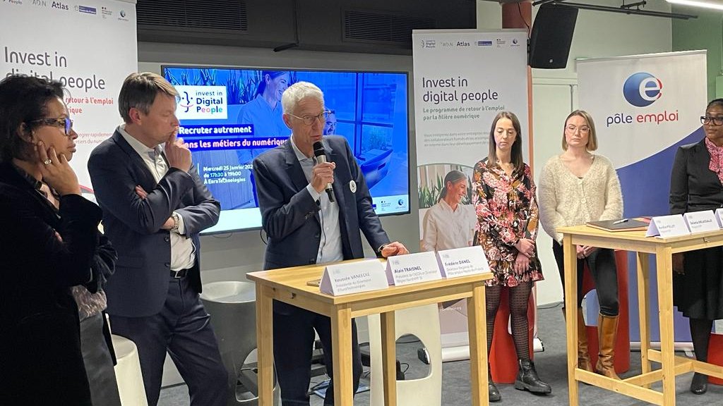 [#TousMobilisés]🎙️"Invest in Digital People, c'est un travail collaboratif avec 110h d’accompagnement et 400h de formation. Au bout du dispositif, une entreprise vous attend, avec un emploi, systématiquement un CDI !" @FredericDanel directeur régional @pole_emploi Hauts-de-France