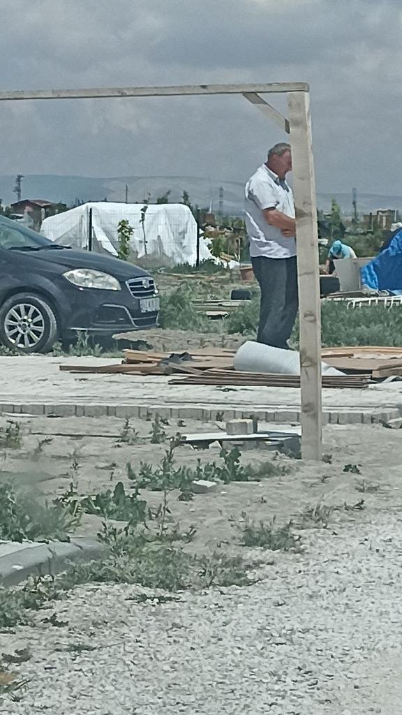 #umarım hobi bahçeleri için bir çözüm üretilir. Zira yıkım çözüm değildir. Toprak ile haşır neşir olmak isteyenlere bu zulum bitmeli #HobiBahceleriYıkılmasın