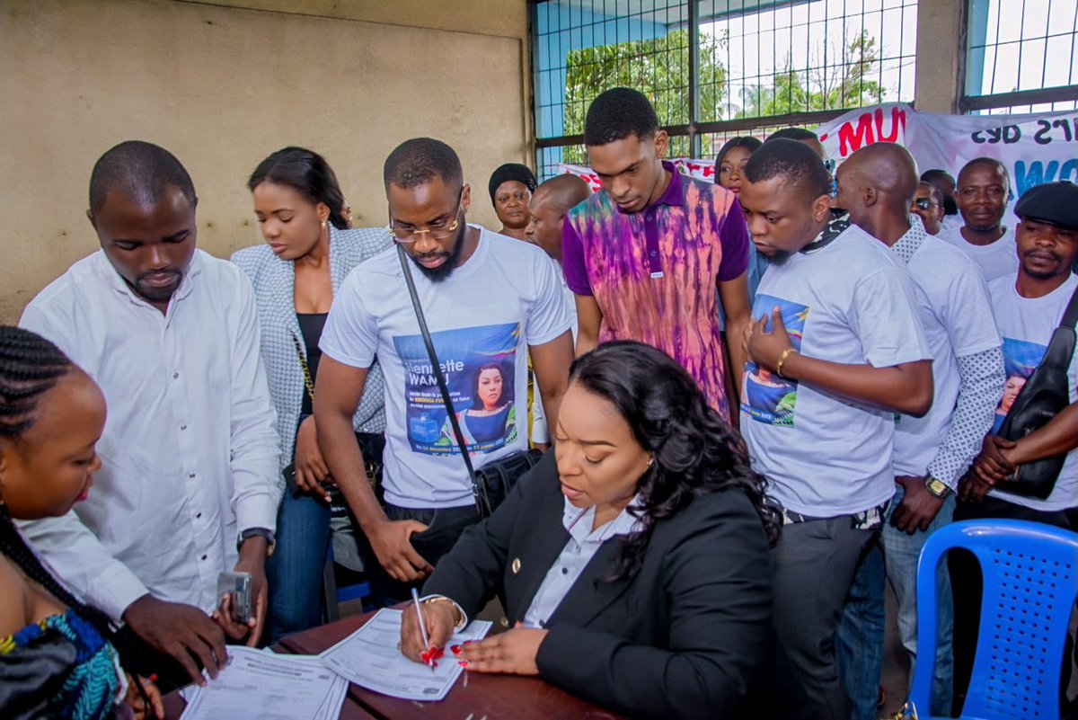 ApcRdc's tweet photo. Accompagnée des militantsde son Parti Politique,  l''honorable @WamuHenriette ATAMINIA, Autorité Morale du Parti Politique @ApcRdc s'est fait enroler à Bandalungwa au Centre d'enrolement établi au sein de Saint Cassin.
@KatshiKapena 
@FideleKupa 
@delasuisse https://t.co/bjYle4vpQ8