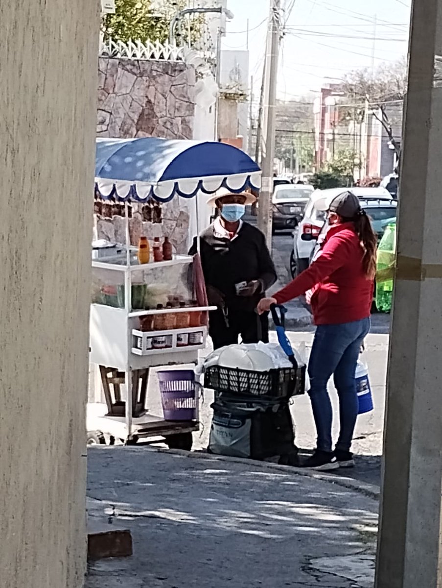 MGabrielPastor's tweet photo. Se informa @segom_puebla que en 41 pte de la 5a sur a 3b sur se han instalado puestos en vía pública de 9 a 13 hrs. Obstruyendo esquinas y banquetas. 
Favor de retirarlos sin concesión.
@PueblaAyto https://t.co/RPV51YJEoB