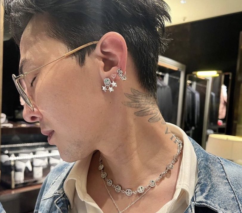 lettersforgd's tweet photo. UHMMMMMMM WTF????? 😳😳😳 @IBGDRGN #GDRAGON https://t.co/VF4elV2Nqw