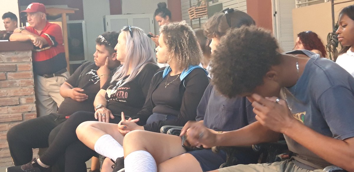 massiel_santa's tweet photo. Como #NoPodemosParar el teatro fue protagonista de la tarde en casa.
👏 Lázaro Rodríguez Paz como fuente de inspiración y la trascendencia de su obra hasta la actualidad han sido razones  más que suficientes.
.
#AHSCuba 
#ahscav 
#artesescenicas https://t.co/NPndMFMM14 https://t.co/KlXPXel87b