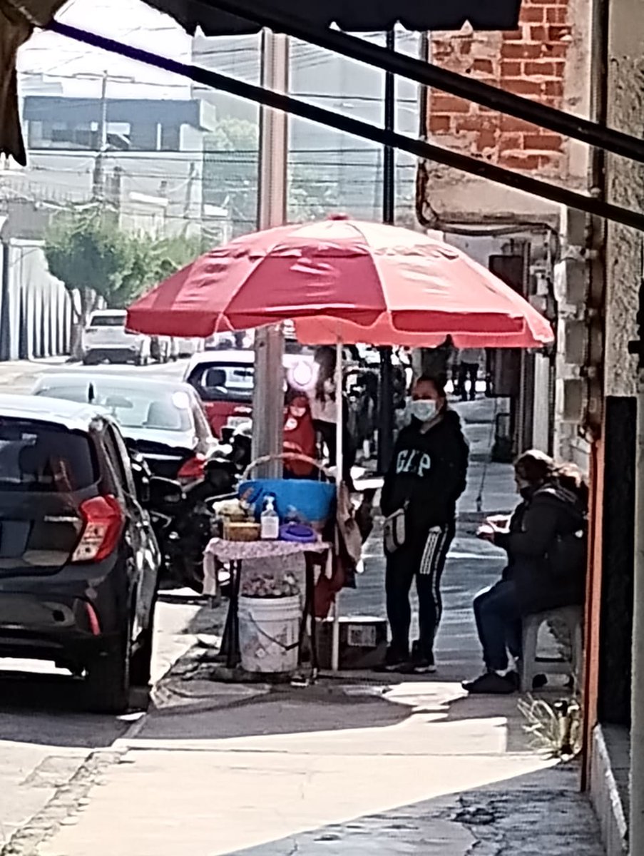 MGabrielPastor's tweet photo. Se informa @segom_puebla que en 41 pte de la 5a sur a 3b sur se han instalado puestos en vía pública de 9 a 13 hrs. Obstruyendo esquinas y banquetas. 
Favor de retirarlos sin concesión.
@PueblaAyto https://t.co/RPV51YJEoB