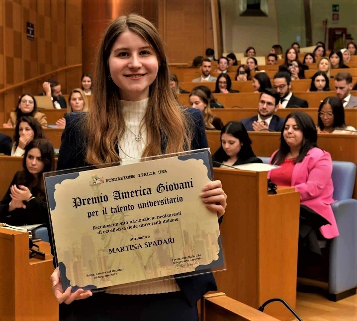 mondopadano's tweet photo. In viaggio per conoscere e approfondire.
Martina #Spadari, premiata dalla Fondazione Italia Usa, racconta il suo percorso.
#giovani #studio #università #lavoro #mondopadano
https://t.co/jmQtFbxTG0 https://t.co/PScUFK4EPf