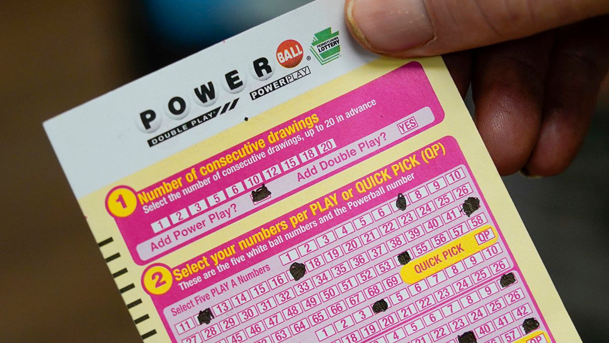 Powerball jackpot soars to $526 million for tonight's drawing https://t.co/Z0hKB2EQHZ https://t.co/yGG2gWd9me