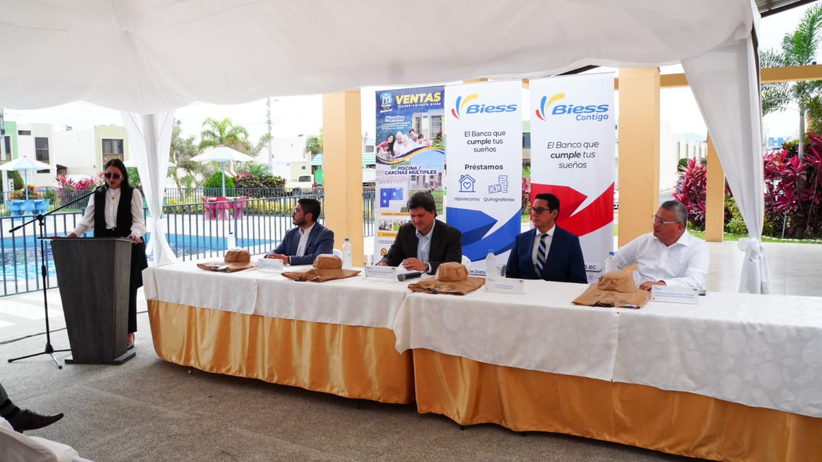 BiessEcuador's tweet photo. El Gerente General destacó: “no descansaremos hasta hacer posible el crecimiento del banco de los afiliados y jubilados” 

Este 2023 planificamos colocar
✅ 769 millones de dólares en #PréstamosHipotecarios
✅ Correspondiente a 12.000 operaciones

#BiessATuServicio https://t.co/HFOebnE7wy