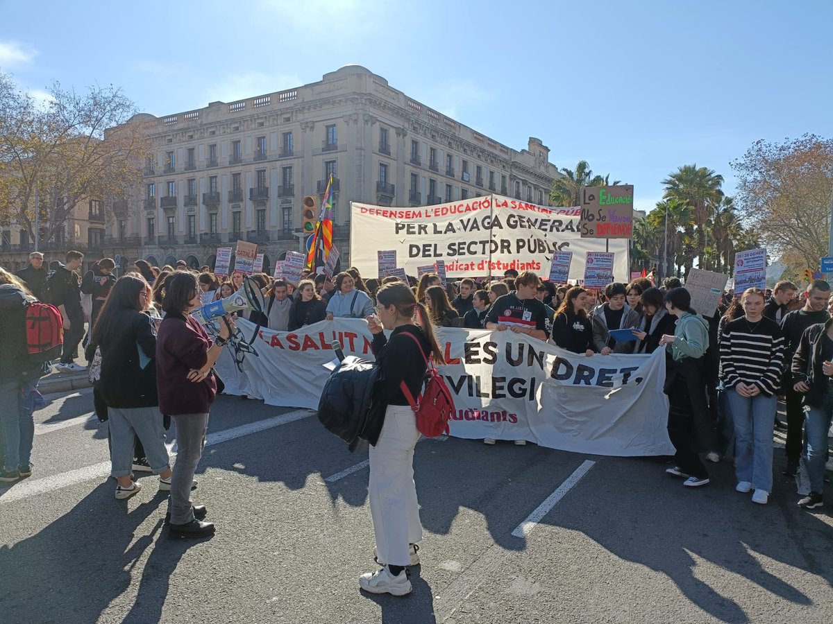 matarosanitat's tweet photo. Al carrer és la manera de protegir els drets socials i els Serveis Públics, suport als sindicats que fan aquests dies vagues i mobilitzacions.,💪💯
#VagaEducacioSanitat
#25gen
@MareaBlancaCAT https://t.co/ar1peWpW1x