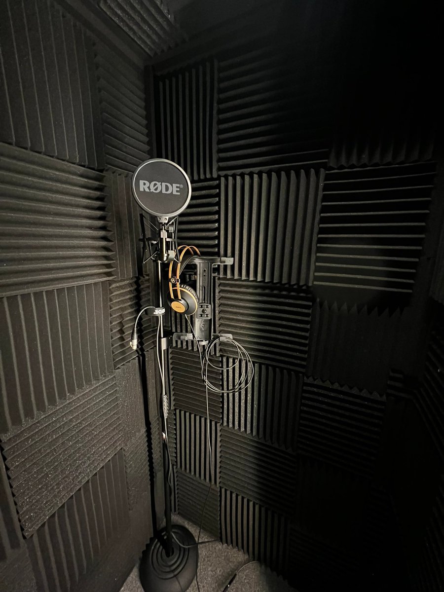 TheLizSoutar's tweet photo. I have a shiny new home studio, and I know how to use it! Officially auditioned for my first #voiceover job today, and now there will be no stopping me! So, who needs a #voiceactor with an American accent? https://t.co/mx18eFRhuF