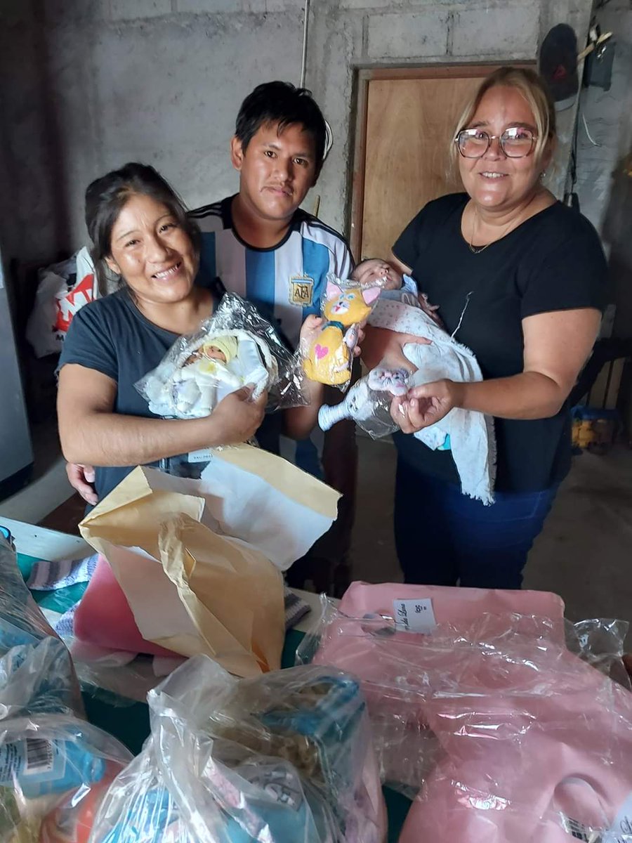 CIC1Solidaridad's tweet photo. A primera hora de la mañana, en representación del Cic de Solidaridad, visité en Sanidad ll, a Luna Noemi Flores, la beba que nació el día Jueves 19 de Enero en la vereda del Hospital Papa Francisco.
En nombre de la Intendenta llevamos ajuares, pañoletas, juguetes de apego, etc. https://t.co/Qyl2Lgkuqk