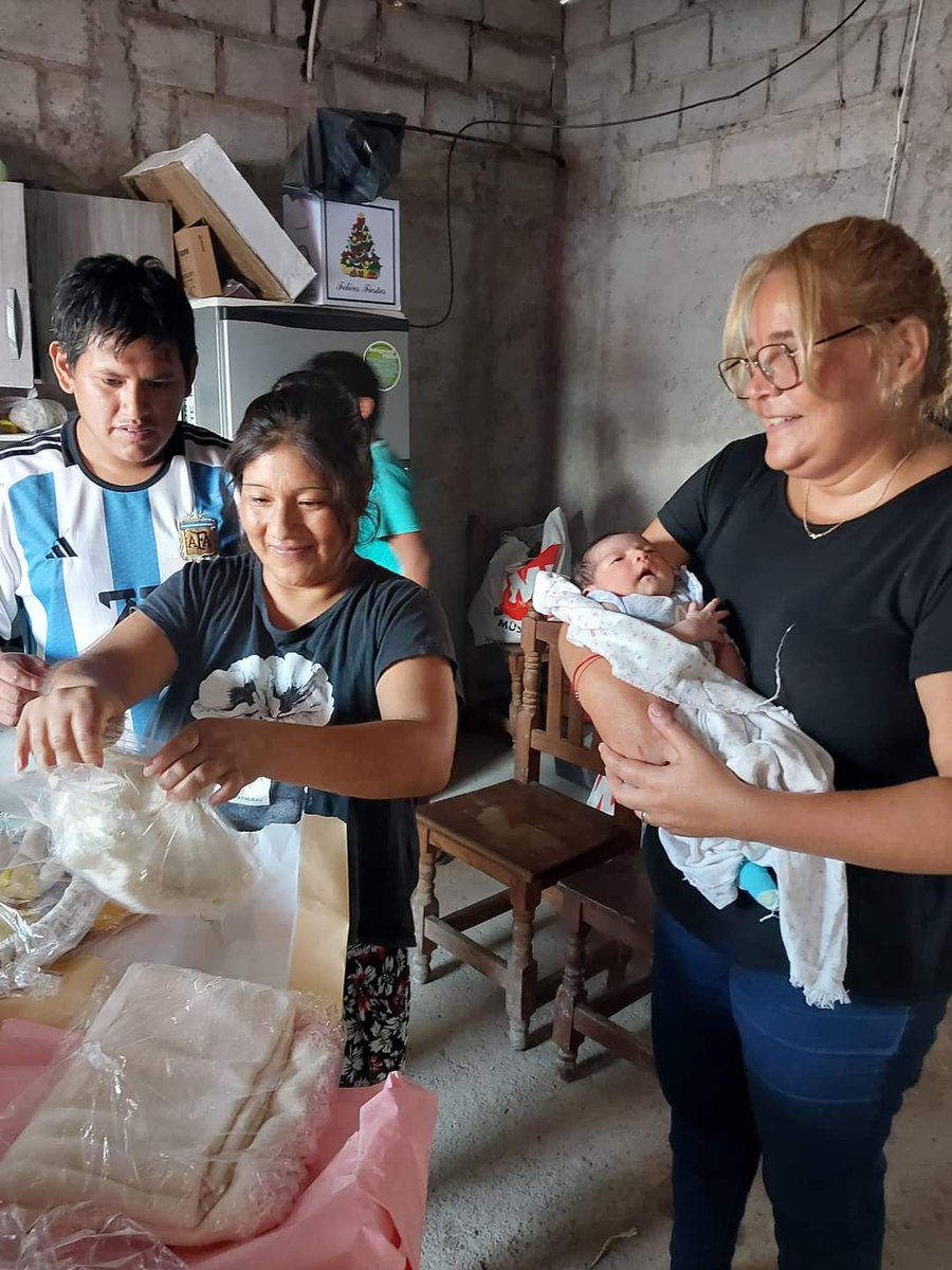 CIC1Solidaridad's tweet photo. A primera hora de la mañana, en representación del Cic de Solidaridad, visité en Sanidad ll, a Luna Noemi Flores, la beba que nació el día Jueves 19 de Enero en la vereda del Hospital Papa Francisco.
En nombre de la Intendenta llevamos ajuares, pañoletas, juguetes de apego, etc. https://t.co/Qyl2Lgkuqk