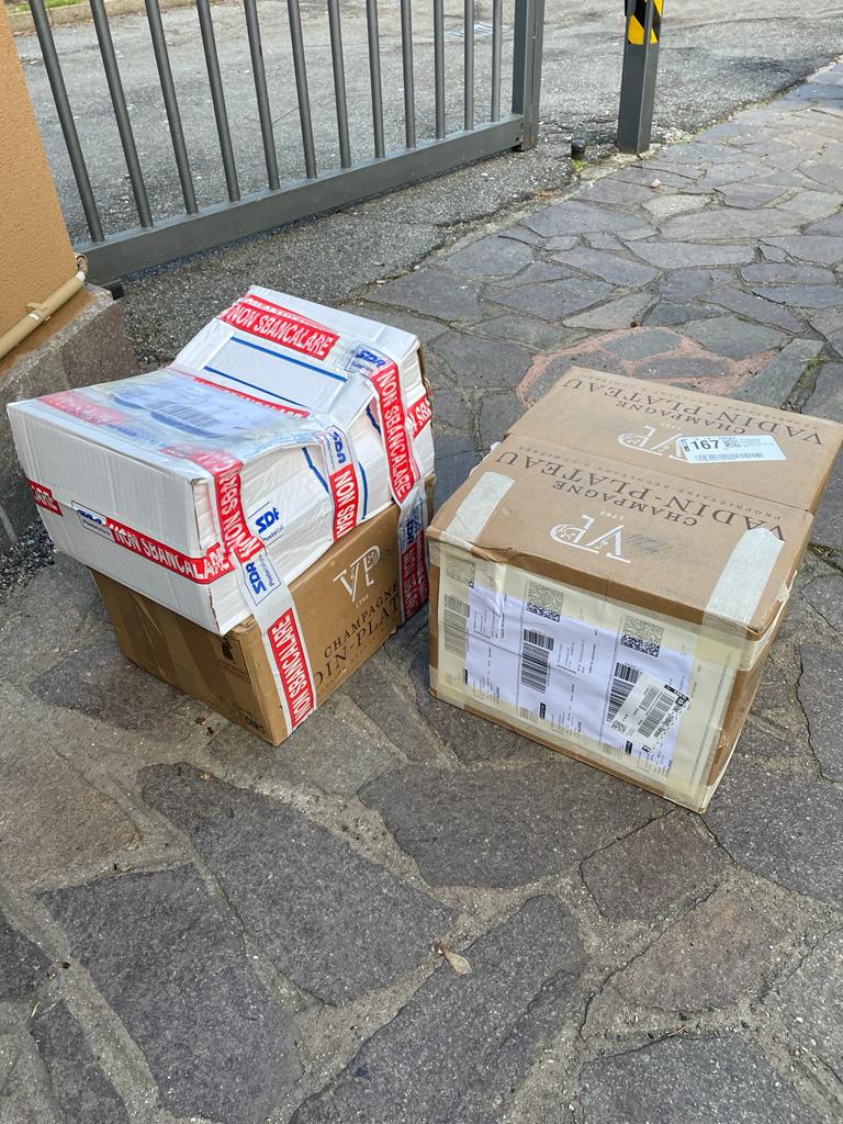 Max_WebEnt's tweet photo. @PosteNews 

Ma i vostri corrieri che rubano la merce li licenziate? possibile che solo in questo paese se ordino 5 pacchi qualche furbetto si frega 3 bottiglie tentando di nascondere il malfatto con un pacco ricondizionato con il logo SDA. Che schifo #SDA #ladri #posteitaliane https://t.co/6ATJB6lpTb