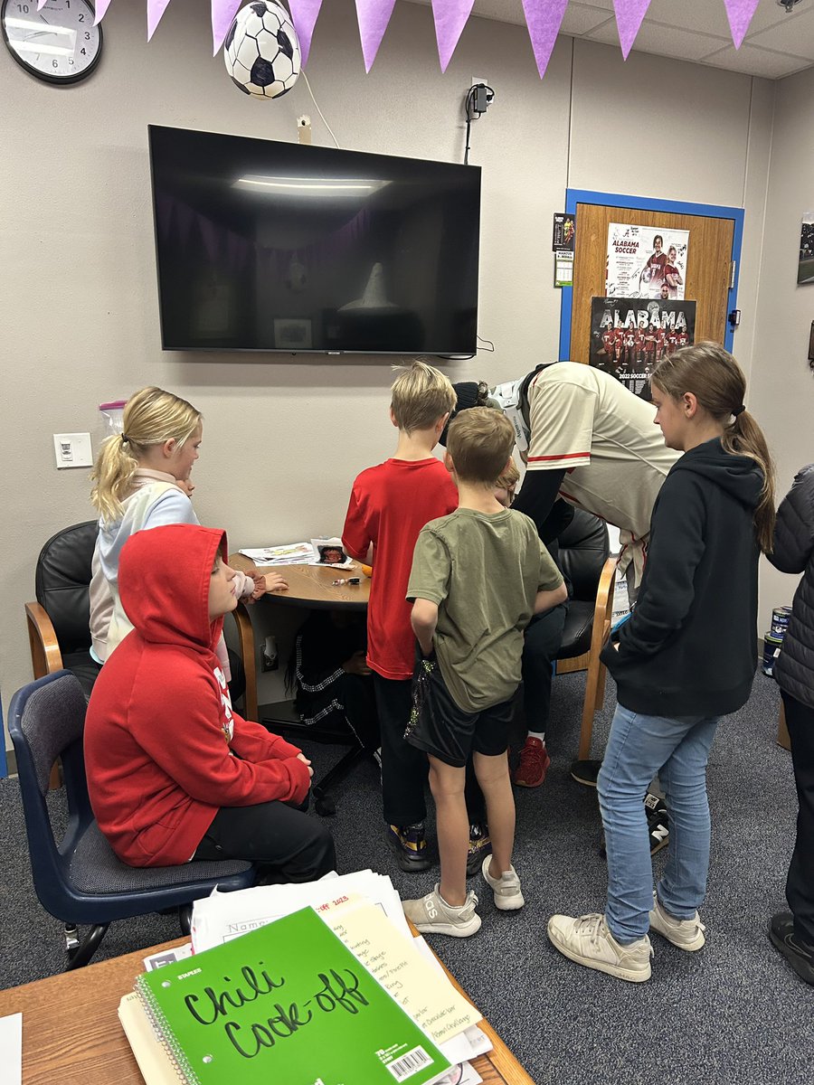 Volunteering themselves to wake up early and using senior-in to impact some <a href="/McAHighlander/">McAuliffe Elementary</a> 🏴‍☠️

#ThePack #community #autographs