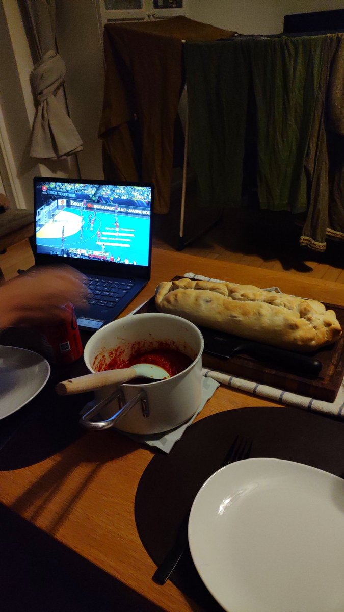 MikkelChristia8's tweet photo. Home made pizza and handball
#letsgoDenmark https://t.co/cPcH0HIfQx
