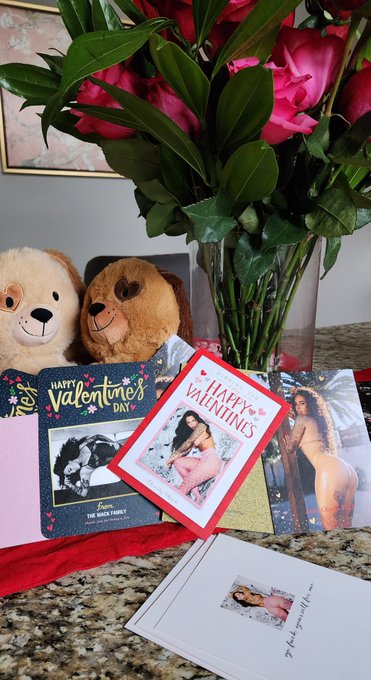 I'll be your valentine 💝 https://t.co/NSmd6ATiiB https://t.co/TgENh2S7aK<a href="/tag/mackmonday"class="tags"><span>#mackmonday</span></a>