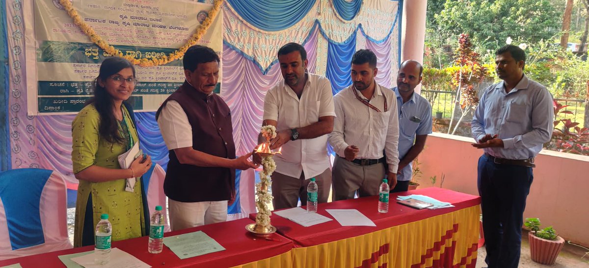 BopaiahG's tweet image. ಗೋಣಿಕೊಪ್ಪ ಕೃಷಿ ಉತ್ಪನ್ನ ಮಾರುಕಟ್ಟೆ ಪ್ರಾಂಗಣದಲ್ಲಿ ರೈತರ ಅನುಕೂಲಕ್ಕಾಗಿ ಸರಕಾರ  ಕನಿಷ್ಠ ಬೆಂಬಲ ಬೆಲೆ ಯೋಜನೆಯಡಿಯಲ್ಲಿ ಆರಂಭಿಸಲಾದ " ಭತ್ತ ಖರೀದಿ ಕೇಂದ್ರ" ಕ್ಕೆ ಇಂದು ಚಾಲನೆ ನೀಡಲಾಯಿತು.
#KGBopaiah #kodagu #Devolopment