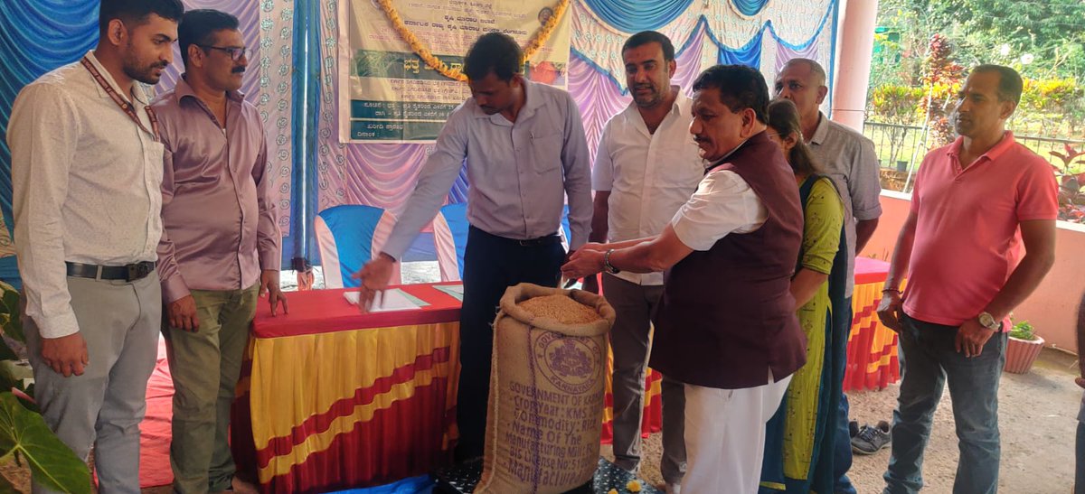 BopaiahG's tweet image. ಗೋಣಿಕೊಪ್ಪ ಕೃಷಿ ಉತ್ಪನ್ನ ಮಾರುಕಟ್ಟೆ ಪ್ರಾಂಗಣದಲ್ಲಿ ರೈತರ ಅನುಕೂಲಕ್ಕಾಗಿ ಸರಕಾರ  ಕನಿಷ್ಠ ಬೆಂಬಲ ಬೆಲೆ ಯೋಜನೆಯಡಿಯಲ್ಲಿ ಆರಂಭಿಸಲಾದ " ಭತ್ತ ಖರೀದಿ ಕೇಂದ್ರ" ಕ್ಕೆ ಇಂದು ಚಾಲನೆ ನೀಡಲಾಯಿತು.
#KGBopaiah #kodagu #Devolopment