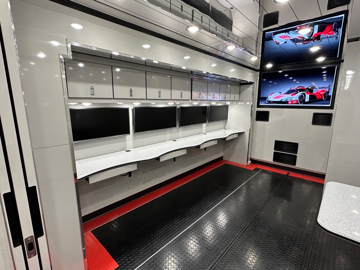 Fthrspecialty's tweet photo. Another impressive race transporter rolled out of the plant here at Featherlite this past fall! And Team Penske is ready to debut it this 2023 race season! Good luck to the Penske Porsche Motorsport team at the Rolex 24 at Daytona!

#Rolex24 #PorschePenskeMotorsport #Daytona24 https://t.co/0nzLXLbUdP