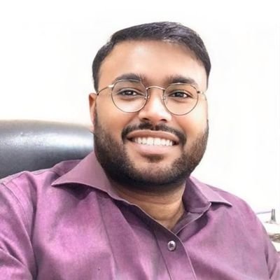 jolad_rotti's tweet photo. What's going on with his face? 

Check the edges of his face and the skin tone difference between his face, neck and arms. Pics are definitely edited. Also, check the hidden replies to this tweet. https://t.co/pCha6v5gio
