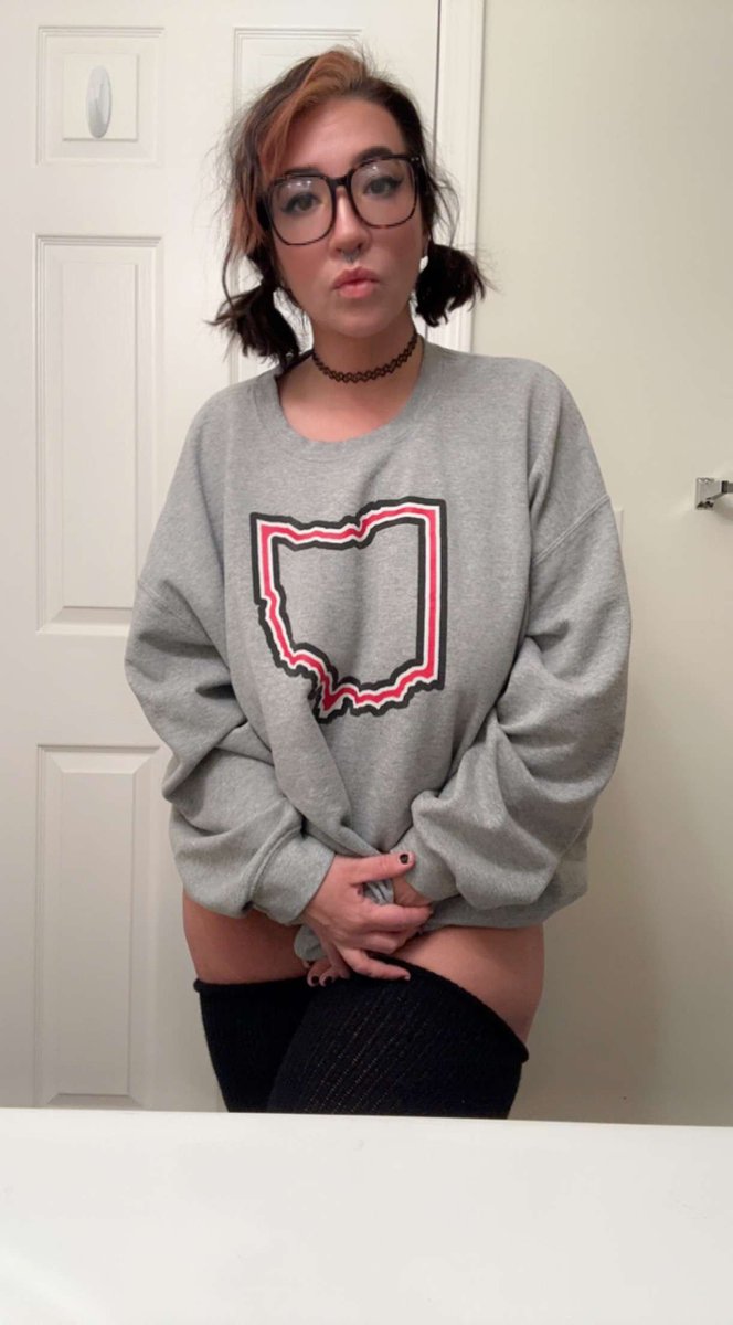 jadeharttonly's tweet image. I'm the neighbor from next door who always forgets her keys. So can stay with you tonight?