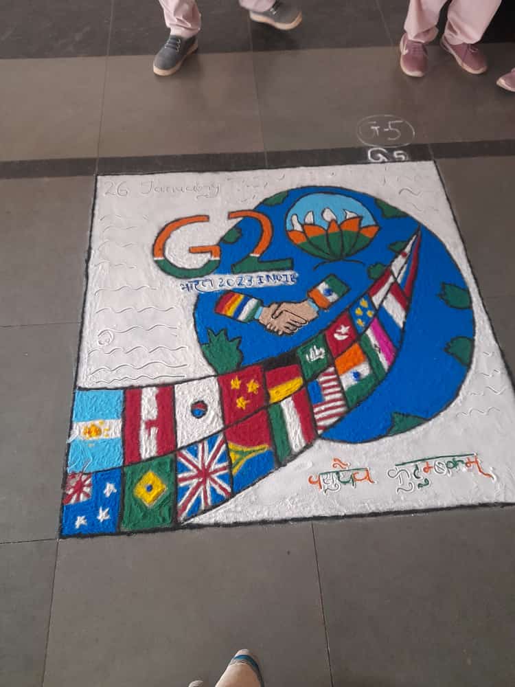 AtmiyaUni's tweet photo. #SalutetoNation Rangoli Competition @ @AtmiyaUni
Details:
FB: https://t.co/IUVpbX79ZU
@Shivtripathi @Editoronkar @NITIAayog @ugc_india @AICTE_INDIA @AIUIndia @EduMinOfIndia @EduMinOfGujarat @GarviGujarat2 @AmritMahotsav @PMOIndia @narendramodi @MinOfCultureGoI @SDGaction @UN_SDG https://t.co/SMHJu4PEMn