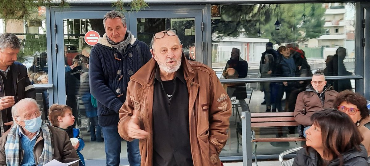 Richard Martin le patron du théâtre Toursky et ses soutiens. Il entre en résistance après la suppression d'une subvention de 80 000 euros de la mairie.
