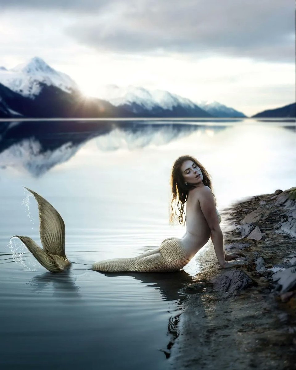 impliedmag's tweet photo. la légende de la petite Sirène
.
.
Modèle : @c_thrt_ 
Photographe : mademoiselle.floriane 
#photography #goldscale  #mermaidtail #mythology #mermaid #hidlights  #photostory  #imaginarystory #comte #mountainlake #bluemood #deepwater #photoshop #fineart
#madewithphotoshop https://t.co/bSgNtEPm3w