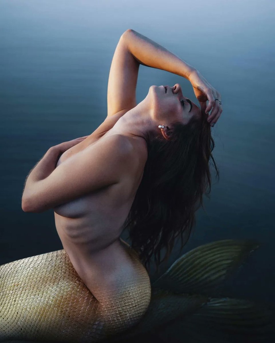 impliedmag's tweet photo. la légende de la petite Sirène
.
.
Modèle : @c_thrt_ 
Photographe : mademoiselle.floriane 
#photography #goldscale  #mermaidtail #mythology #mermaid #hidlights  #photostory  #imaginarystory #comte #mountainlake #bluemood #deepwater #photoshop #fineart
#madewithphotoshop https://t.co/bSgNtEPm3w