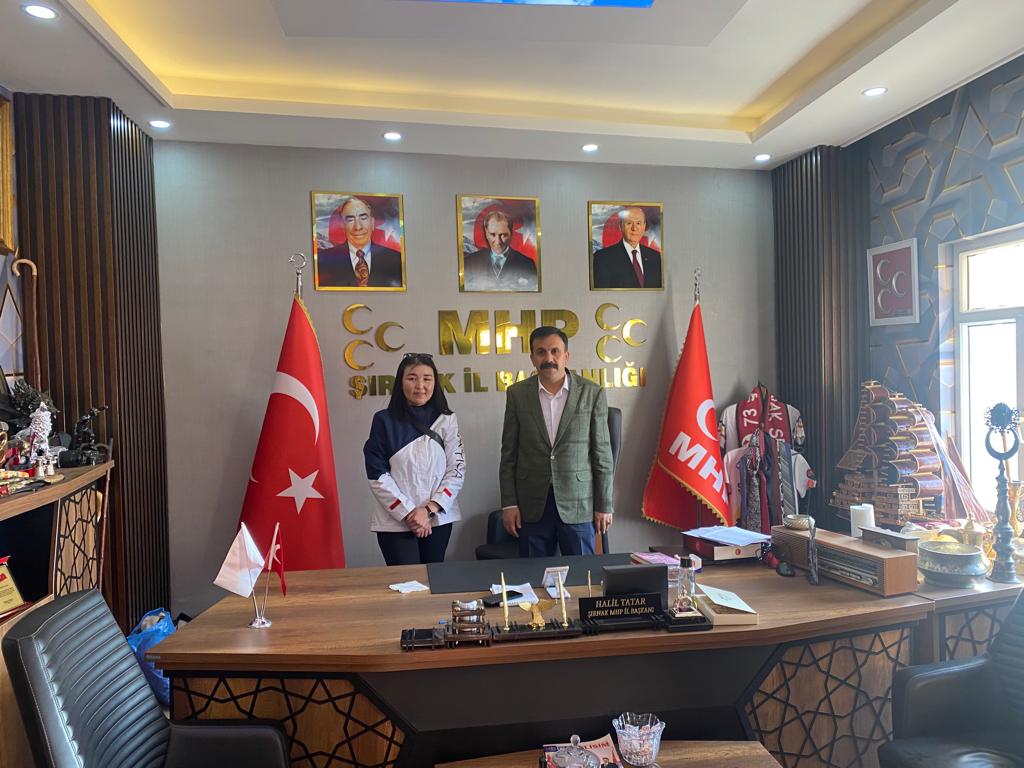 Kırgızistan'dan gelen Soydaşımız ile Türk Tarihi üzerine keyifli sohbetler yaptık. 
Bir kez daha anladım ki; Biz, bir elin beş parmakları gibiyiz. Farklı görünsek te kökümüz aynı. 🇹🇷🇰🇬

Nazik ziyaretleri için teşekkür ederim.