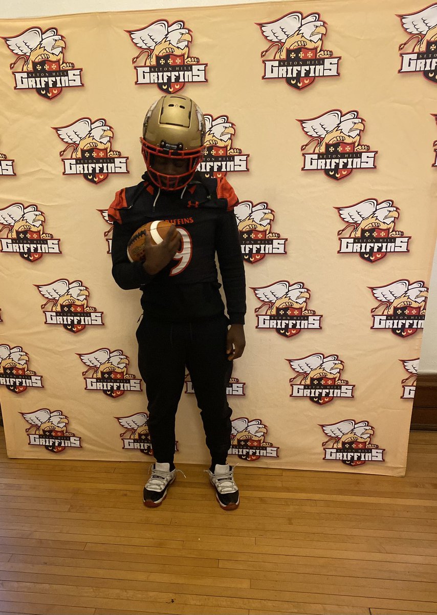 3lrenton's tweet photo. After a great visit I’m very thankful to receive an official offer from Seaton Hill University♥️💛 @CoachDC22 @SHU_FBALL  #GriffinGang @CoachKnee https://t.co/taymmyBIcg