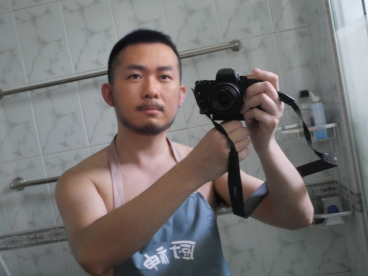 辛巴看过一张图片，狗戴着大铁锁，感觉戴那种锁狗屌可以硬，但碰不到。辛巴会想戴那种锁，发情时，主人不给开锁，只肯用小玩具玩弄辛巴的β，按摩狗前列腺。听有个主说，这样能提高前列腺的敏感度。辛巴想被调教成只被前列腺按摩器震动就能排精的母狗。