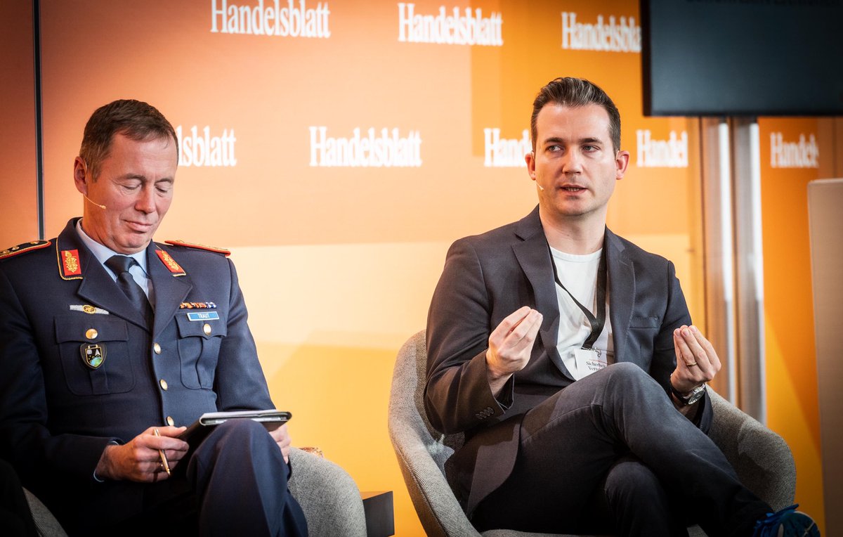 Die #Zeitenwende ist auch eine Zeitenwende für die #Raumfahrt. Die Nutzung von Weltraumsystemen ist ein wesentlicher Grund für die Informationsüberlegenheit der ukrainischen Armee. Informationsüberlegenheit führt zu einer Wirküberlegenheit auf dem Schlachtfeld.🧵