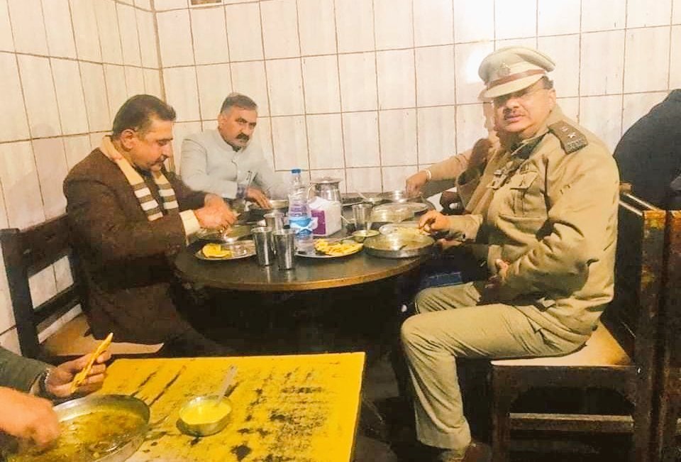 बिलासपुर के बागी बनौला में छोटे से ढाबे में मक्की की रोटी और देसी घी के साथ काली दाल का अपना ही स्वाद है। आज काफी समय बाद हमीरपुर से शिमला जाते वक्त इस ढाबे पर खाना खाने का मौका मिला।