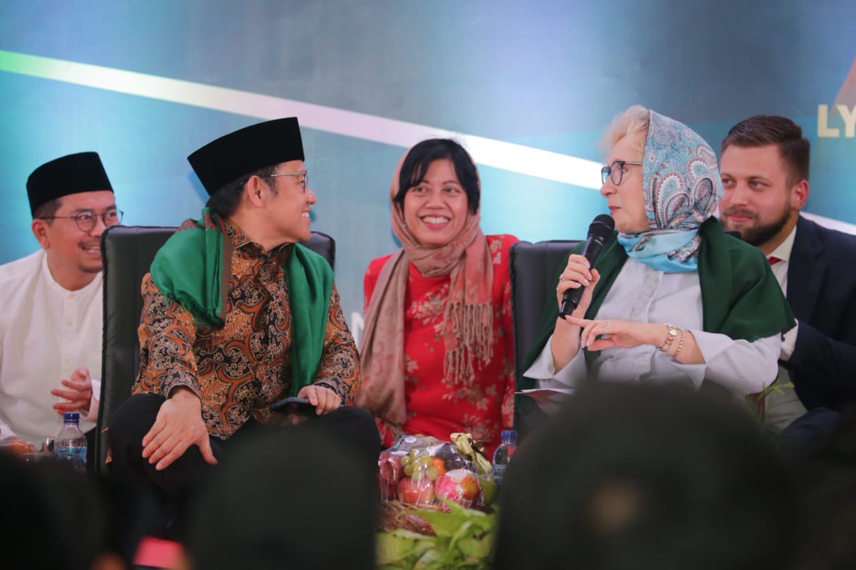 ramsel32's tweet photo. Duta Besar Rusia yg hari ini mengunjungi ke Pesantren Nurul Iman, Cibaduyut, Bandung. Dia mewakili negaranya untuk mengetahui dan mempelajari kehidupan beragama di Indonesia yang berjalan rukun dan damai. https://t.co/QuyGui4lVq