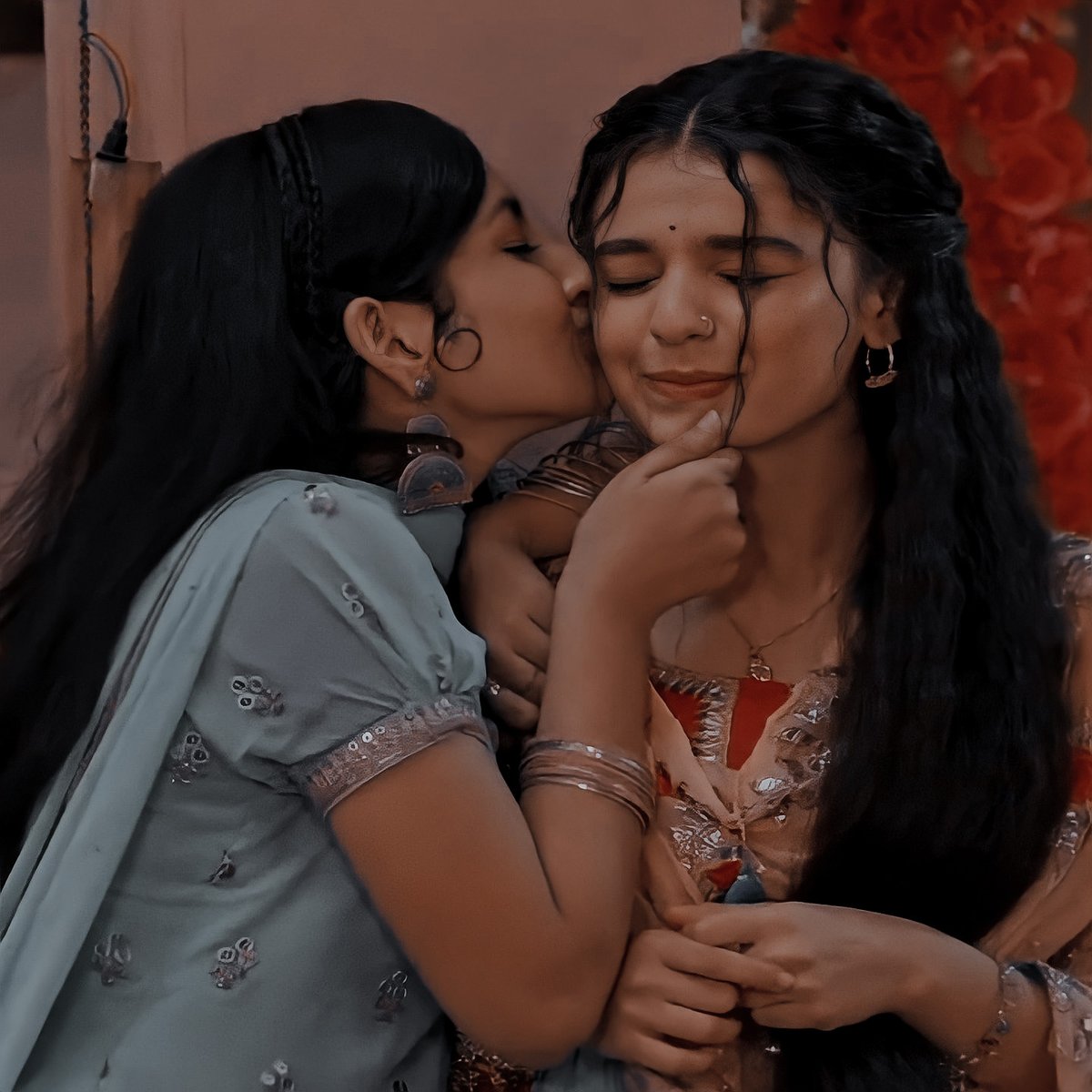 IshqqMohabbat's tweet photo. Friends who stays together, slays together ( these lines are made for these beauties only 😭) , mere jigar ke tukde aur lahore ki aan baan aur shaan💃✨❤️

#Vashrit #Amrit #Vashma
#GracyGoswami #AnchalSahu
#KyunUttheDilChhodAaye https://t.co/J3PStPtIYd