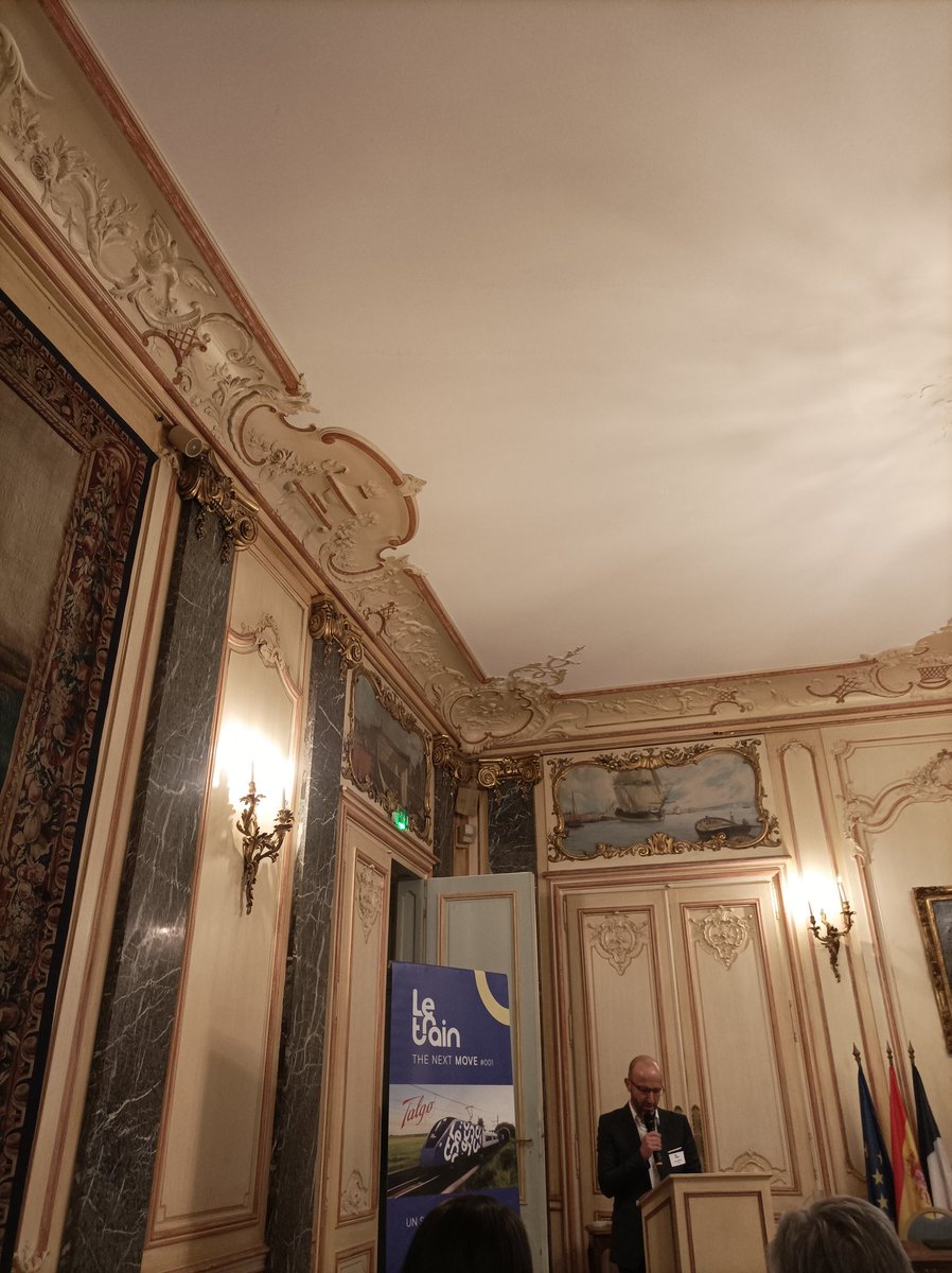 CBroucaret's tweet photo. La @FnautNouvelle représente les usagers à la présentation de #letrain. C'est du matériel neuf #TALGO qui desservira la façade grand Ouest https://t.co/M12zNGgn2X
