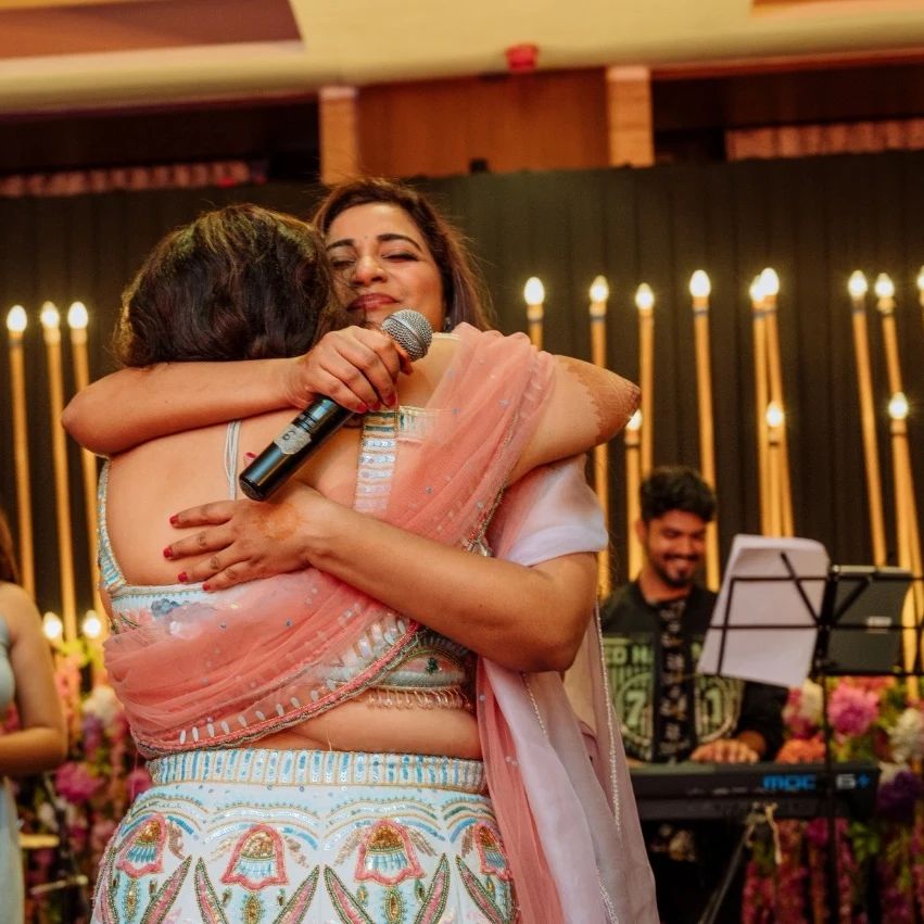 SonaSsg's tweet photo. THE MOST ADORABLE FRAMES THAT SHOOTHING EYES SO WARMLY.. #Bestieee forever🤌👭
#ShreyaGhoshal #KariKiShaadi https://t.co/Da9U9PEkKM