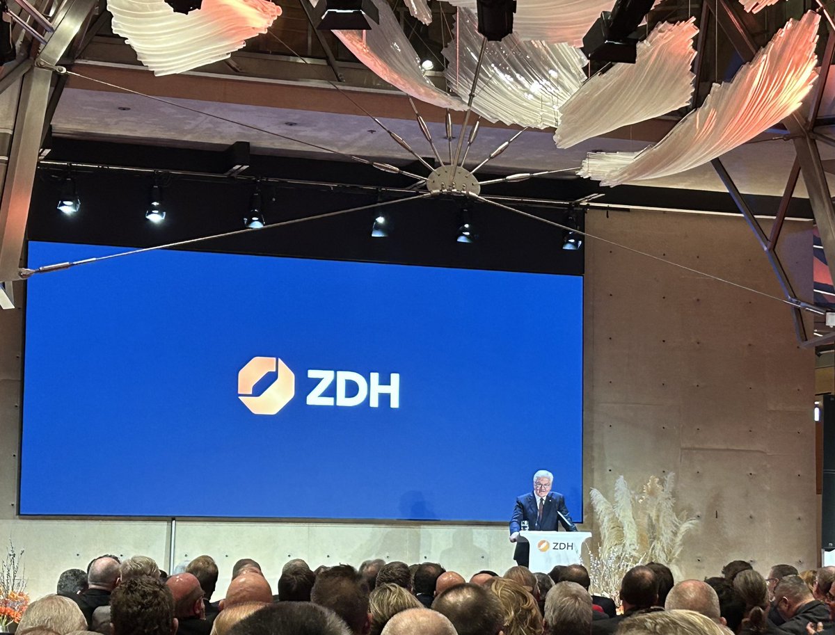 Jan Wörner (@janwoerner) on Twitter photo Bundespräsident Frank-Walter Steinmeier bei der Verabschiedung von Hans Peter Wollseifer, langjähriger Präsident des <a href="/ZDH_news/">ZDH_Handwerk</a>: "Die Handwerker:innen halten unser Land am Laufen!" Bundespräsident Frank-Walter Steinmeier bei der Verabschiedung von Hans Peter Wollseifer, langjähriger Präsident des <a href="/ZDH_news/">ZDH_Handwerk</a>: "Die Handwerker:innen halten unser Land am Laufen!"